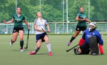 Im jüngsten Feldrunden-Heimspiel gegen die TG Frankenthal schaffte es der TSV Schott beim 3:3 nach 3:1-Führung einmal mehr nicht, den Pfälzer Konkurrenten zu besiegen. Aline Besslings enttäuschte Geste nach einer vergebenen Gelegenheit symbolisiert die nicht gerade optimalen Ergebnisreihe gegen den Tabellenführer, dem der TSV in seinem letzten Heimspiel gerne die Meisterschaftsvorentscheidung verderben würde.