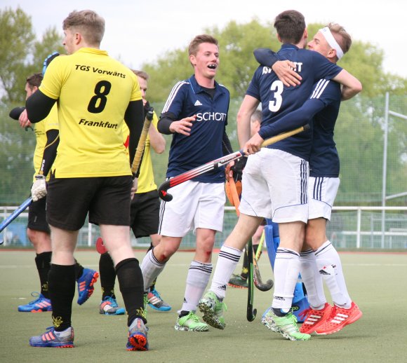 Gegen die TGS Vorwärts Frankfurt gab es für die Hockeymänner des TSV Schott (v. r.: Max Nagel, Martin Volkmar, Marco Seegers) bei der Heimpremiere auf dem Feld beim 3:0-Sieg genügend zu feiern. Gelingt es am Sonntag, das in Frankfurt zu wiederholen, wäre der Aufstieg in die 1. Regionalliga perfekt.