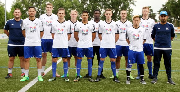 Cheftrainer Babak Keyhanfar (r.) und sein neuer Kotrainer Marco Jantz (l.) mit ihren Neuzugängen für den Oberligakader (v.l.):  Belel Meslem,  Domenik Ahlbach, Nico Siegert, Max Pflücke, Dennis Desousa Oelsner, Samuel Omokaro, Jost Mairose, Lirion Aliu, Yuki Nakagawa, Lars Hermann. Es fehlt: Ruben Grundei.