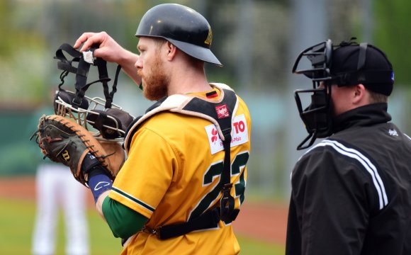 Die Maske war hin: Max Boldt hatte schon beim zweiten Pitch des ersten Spiels einen Foulball ins Gesicht bekommen.
