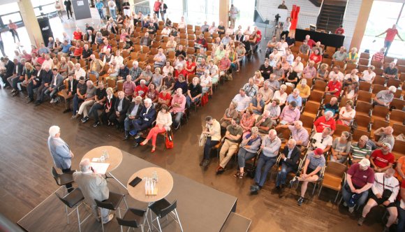 Rund 250 Mitglieder kamen am Sonntag zur Kandidatenvorstellung vor den anstehenden Wahlen des neuen Vorsitzenden und des Aufsichtsrates im Stadion zusammen.