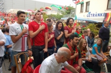 Mit der Hand auf dem Herzen folgen junge Portugiesen der Nationalhymne.