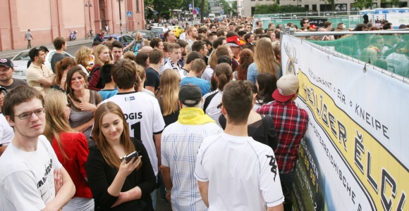18 Uhr auf der Großen Bleiche. Auf dem Ernst-Ludwig-Platz erklingen die Nationalhymnen, vor dem Eingang ist die Schlange noch gaaanz lang.