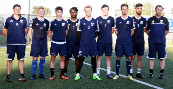Schott-Cheftrainer Sascha Meeth (r.) und seine Neuen (v.l.): Kotrainer Jörg Wahlen, Karsten Endlich, Elion Xhaferi, Stéphane Eba-Eba, Niklas Reichel, Constantin Leinhos, Konstantin Fring und Arif Güclü.