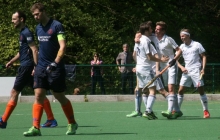 Der Wiesbadener THC frustriert, der TSV Schott (beim Torjubel in Wiesbaden v.r. Max Nagel, Marco Seegers und Christoph Franik) feiert: Das war nach den beiden jüngsten Begegnungen das Ergebnis des Nachbarschaftsvergleichs.