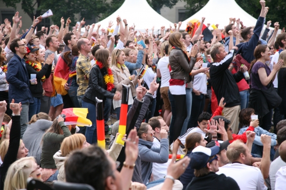 Die Begeisterung unter den Fans auf dem Ernst-Ludwig-Platz blieb in der zweiten Halbzeit begrenzt, erst das 4:0 weckte wieder die Geister.