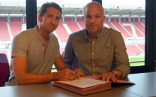 Das hatte niemand auf der Rechnung: René Adler (l.) und Rouven Schröder unterschreiben denselben Vertrag.