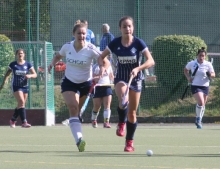 Sophie Dilchert (l.) versucht vergeblich, im Laufduell mit der Nürnberger Verteidigerin Lilli Vogt den Ball zu erobern, um auf das Gästetor zustürmen zu können. Im Heimspiel gegen die HGN gelang allerdings keinem der beiden Teams im Angriff viel, das Spiel endete mit einem 0:0.