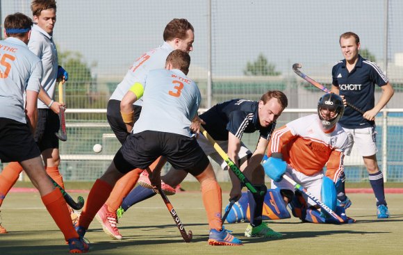 Simon Jacob bleibt kurz vor dem Abschluss an der Wiesbadener Deckung hängen. Einige klare Chancen blieben auch beim letzten Auftritt der Feldsaison liegen, dennoch reichte es zu einem souveränen Rundenausstand.
