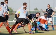 Simon Jacob bleibt kurz vor dem Abschluss an der Wiesbadener Deckung hängen. Einige klare Chancen blieben auch beim letzten Auftritt der Feldsaison liegen, dennoch reichte es zu einem souveränen Rundenausstand.