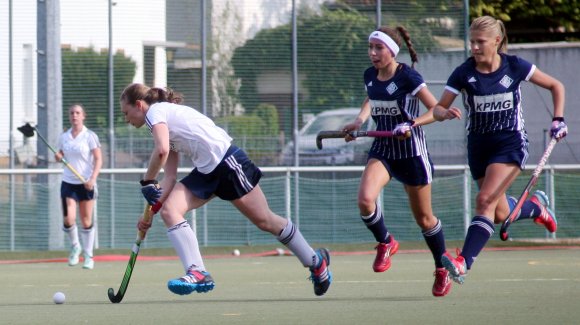 Aline Bessling (l.) und ihre Mitstreiterinnen im Sturm des TSV Schott liefen auch im Nürnberg den HGN-Verteidigerinnen immer wieder davon, doch auch frei vor dem Tor klappte es nicht wenigstens einmal mit dem Treffer, so dass die Feldrunde für das Regionalligateam mit einer 0:1-Niederlage endete.