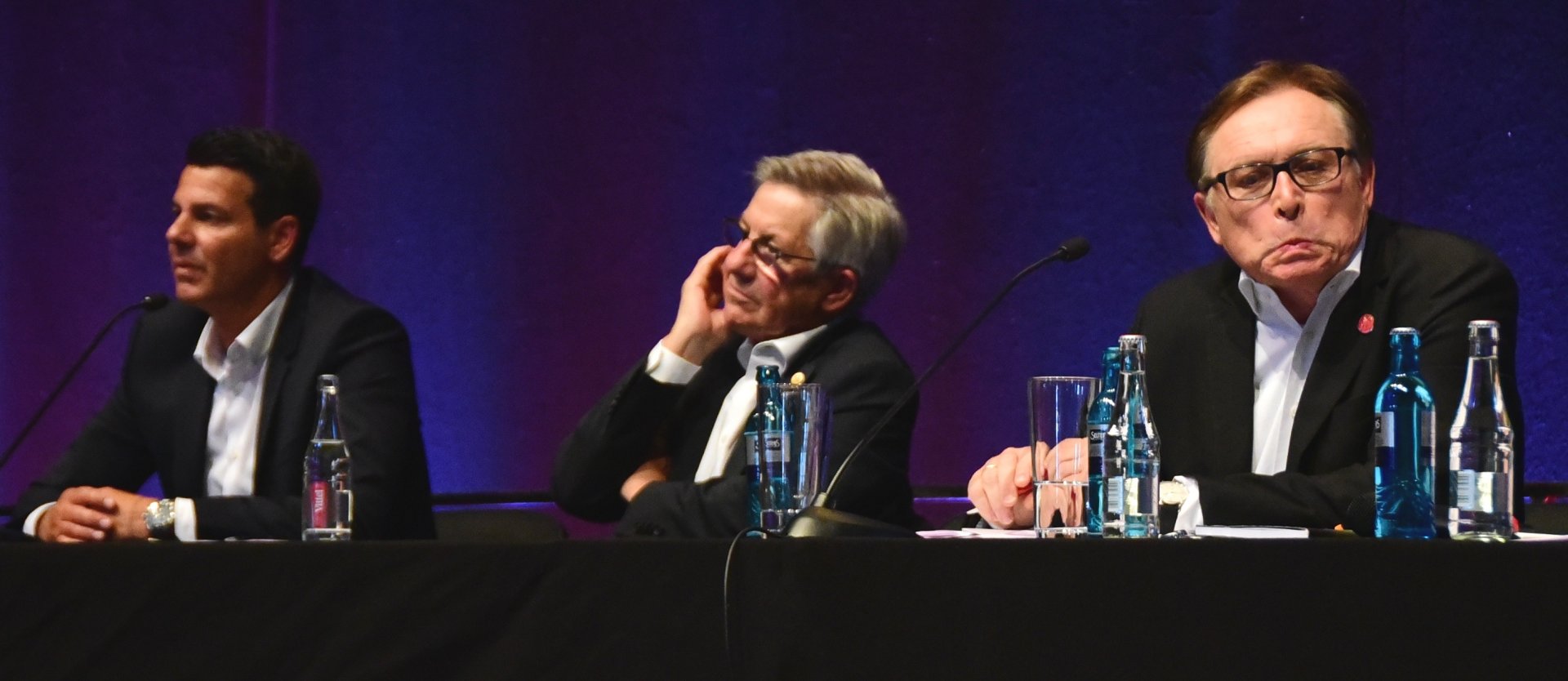 Anhand der Physiognomie lässt sich nicht ablesen, welcher der drei Kandidaten sich die besten Chancen bei der Wahl des neuen 05-Vorsitzenden ausrechnete. Essigfabrikant Johannes Kaluza (r.), der spätere Sieger, zog bei der Befragung ein Gesicht, als habe man ihn gezwungen, eine Flasche seiner Hausmarke auf ex zu leeren...