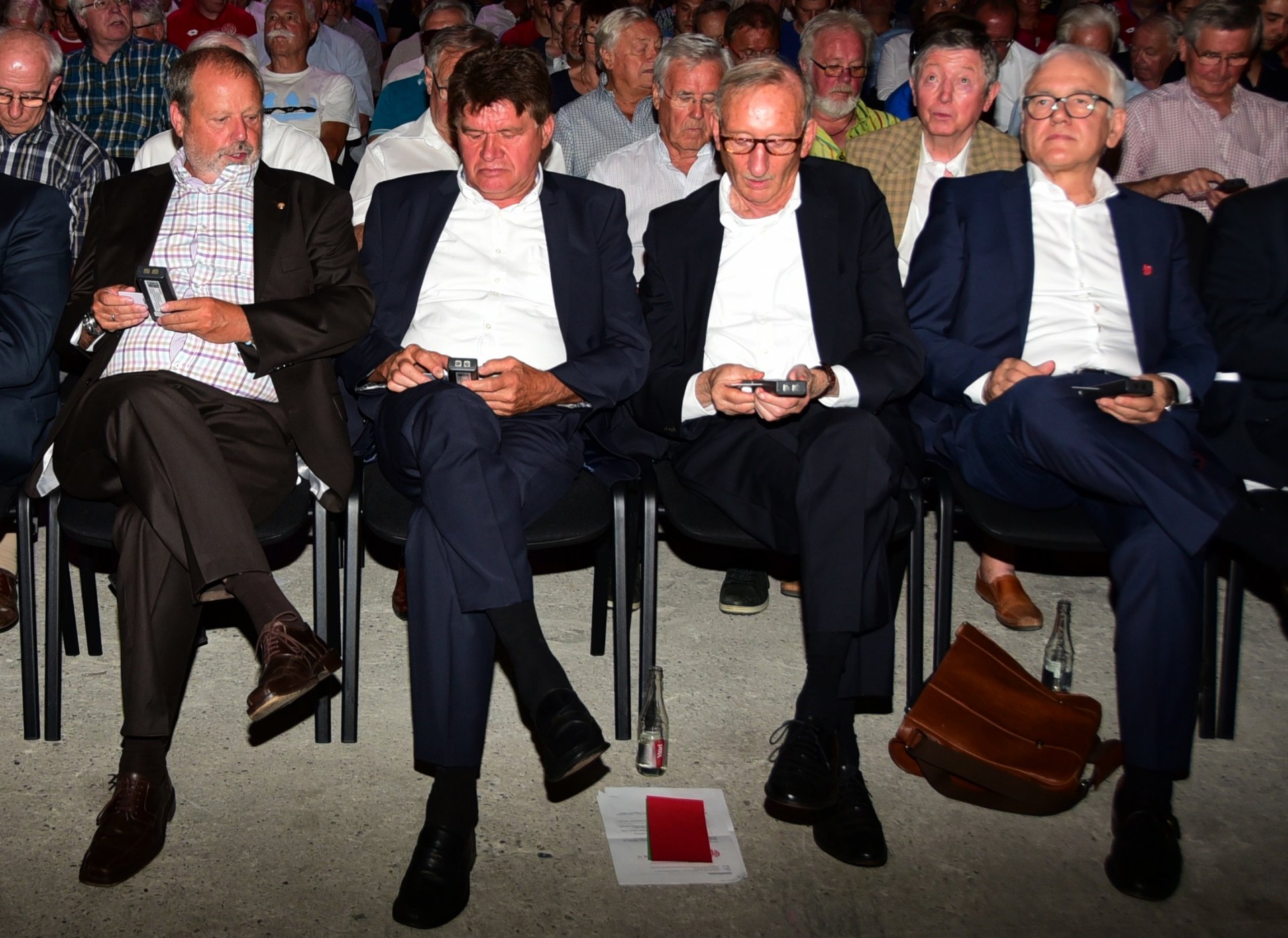 Drücken auch alle bisherigen Vorstandsmitglieder den richtigen Knopf? Karl-Heinz Elsäßer (l.) schaut Manfred Thöne auf die Finger, Peter Arens kommt alleine klar.