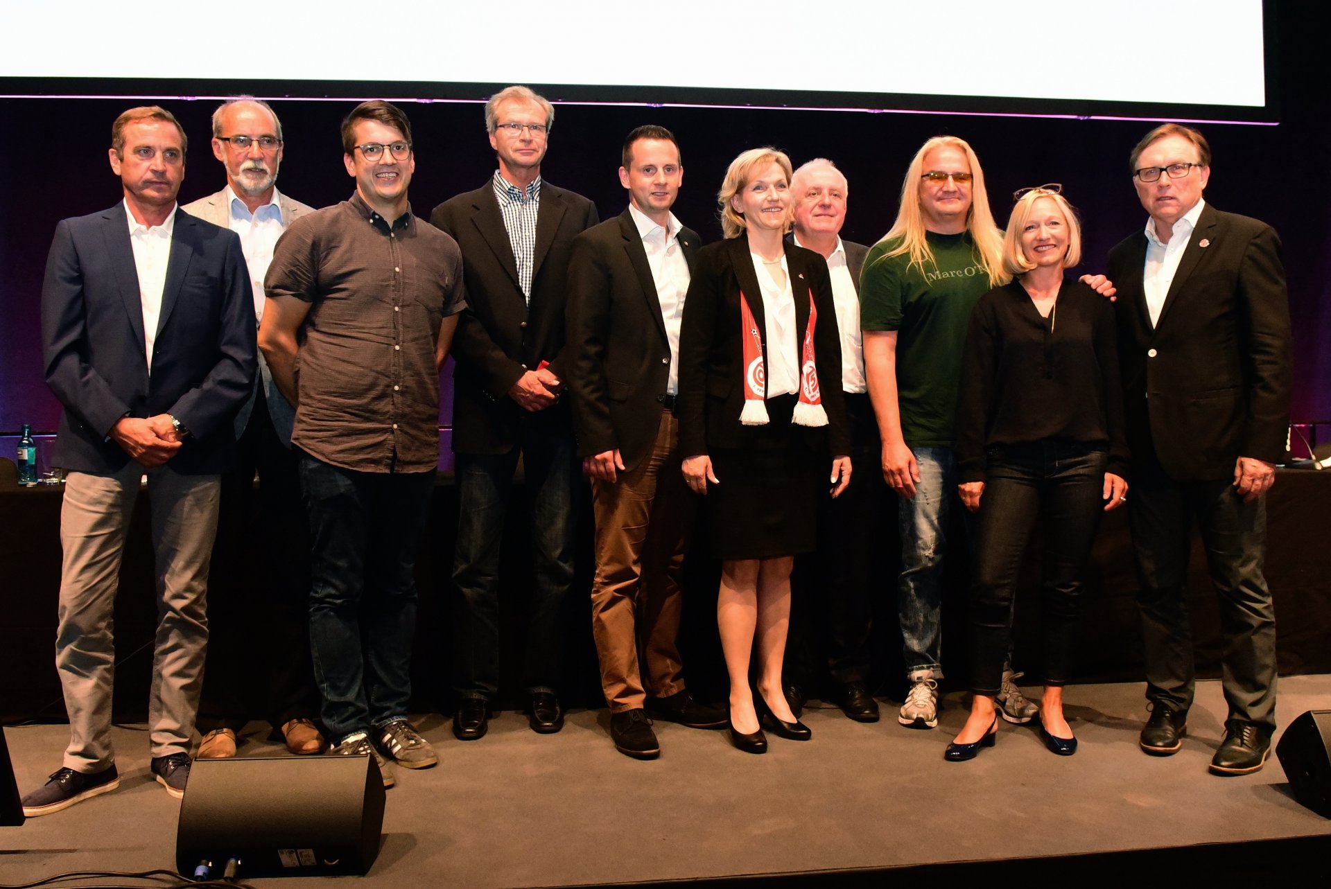 ...und sie kamen durch (v.l.).: Michael Schumacher, Engelbert Günster, Christian Viering. Volker Baas, Michael Häfner, Cäcilia Alsfasser, Detlev Höhne, Sven Hieronymus und Eva Federhenn. Rechts der neue Vereinsvorsitzende Johannes Kaluza...