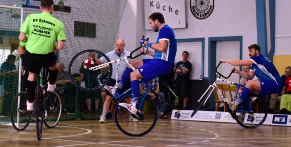 Zu viele Chancen vergaben Janis Stenner (M.) und Moritz Rauch (r.) im Auftaktspiel gegen den TV Bolanden...