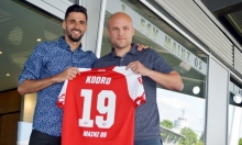 05-Sportdirektor Rouven Schröder überreichte dem jüngsten Neuzugang Kenann Kodro im Bruchwegstadion sein Trikot.