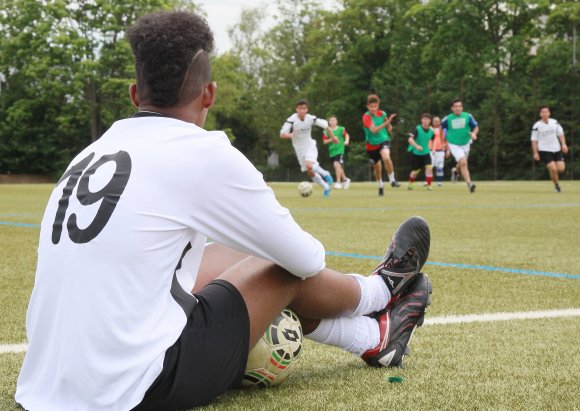 Mein Freund ist aus Leder: Ein Fußballturnier durfte selbstverständlich nicht fehlen.
