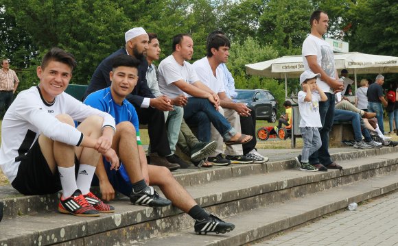 Und wer gerade nicht mitspielte, verfolgte das Geschehen auf dem Kunstrasen aufmerksam, sofern nicht der Fotograf für Ablenkung sorgte.