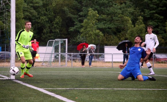 Eine der wenigen Gelegenheiten, die zweitbeste, die der TSV Schott sich in der gesamten Partie erarbeiten konnte, vergibt hier Arif Güclü, der mit dem langen Bein an eine Hineingabe von Masashi Sakai herankam, aber neben das Tor schiebt.