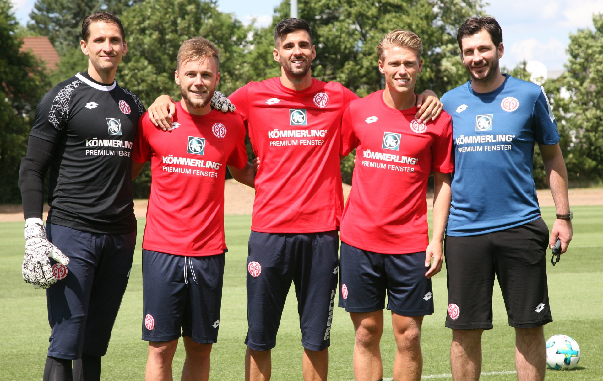 Die vier neuen Spieler (v.l.) René Adler, Alexandru Maxim, Kenan Kodro und Viktor Fischer waren beim Traininsgauftakt ein Extrabild mit dem neuen Chefcoach Sandro Schwarz wert.