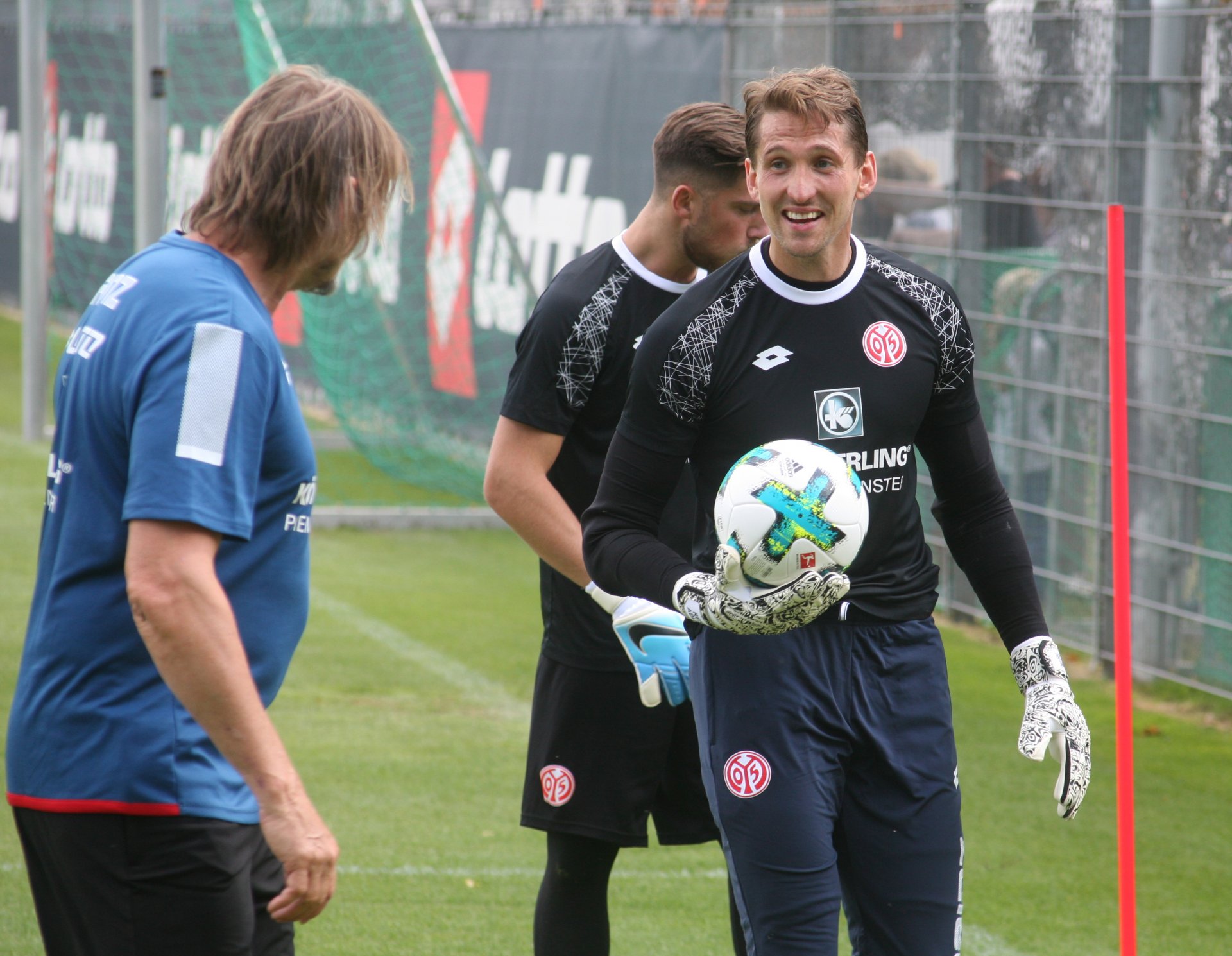 René Adler scheint sich auf seine erste Trainingseinheit mit 05-Torwartcoach Stephan Kuhnert (l.) zu freuen, der am ersten Tag den 31-Jährigen und seinen Kollegen Jannik Huth in Bewegung brachte. 