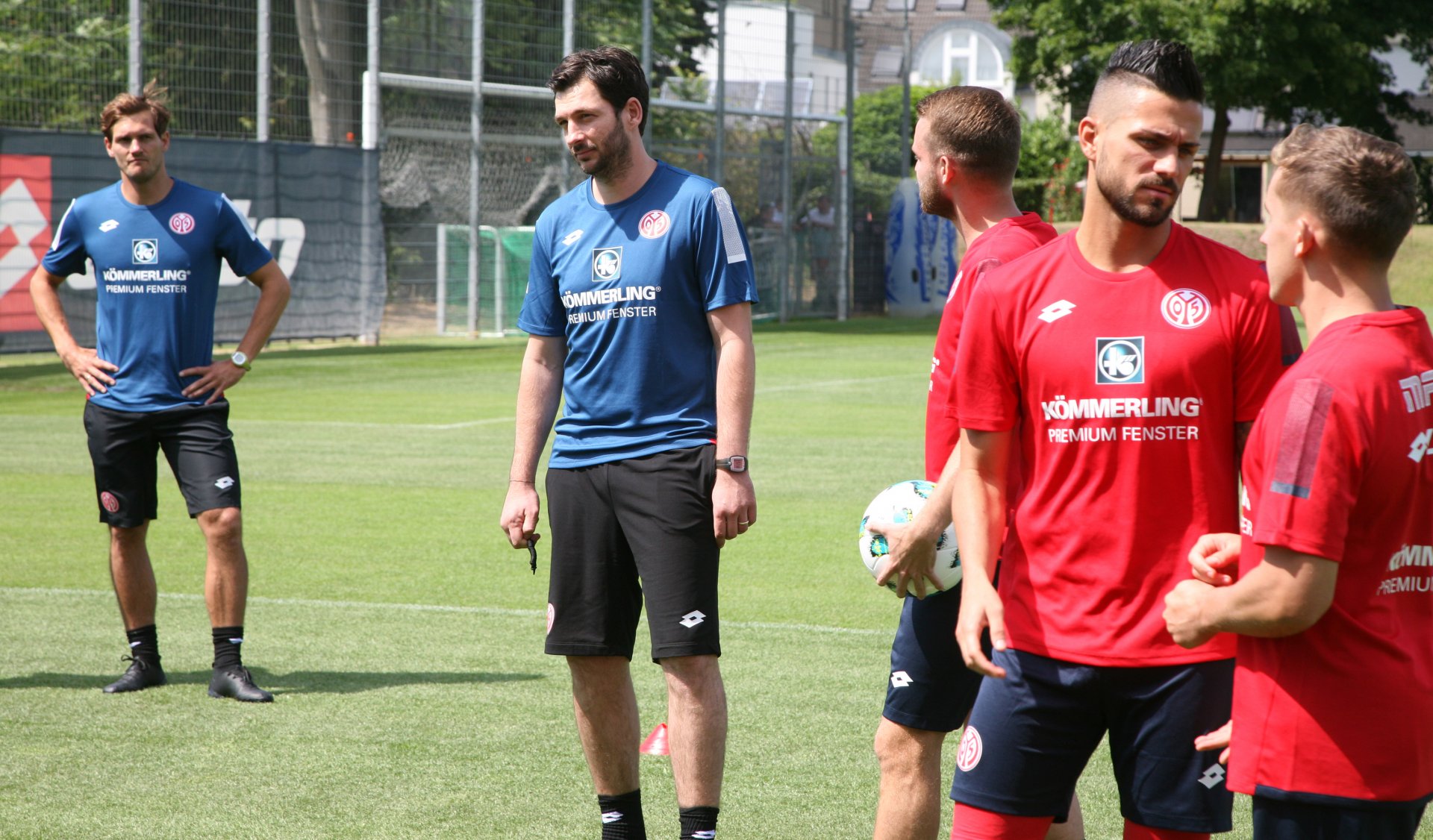 Blau die Hemden der Trainer, rot die der Spieler, da waren Verwechslungen schon rein vom Äußerlichen ausgeschlossen.