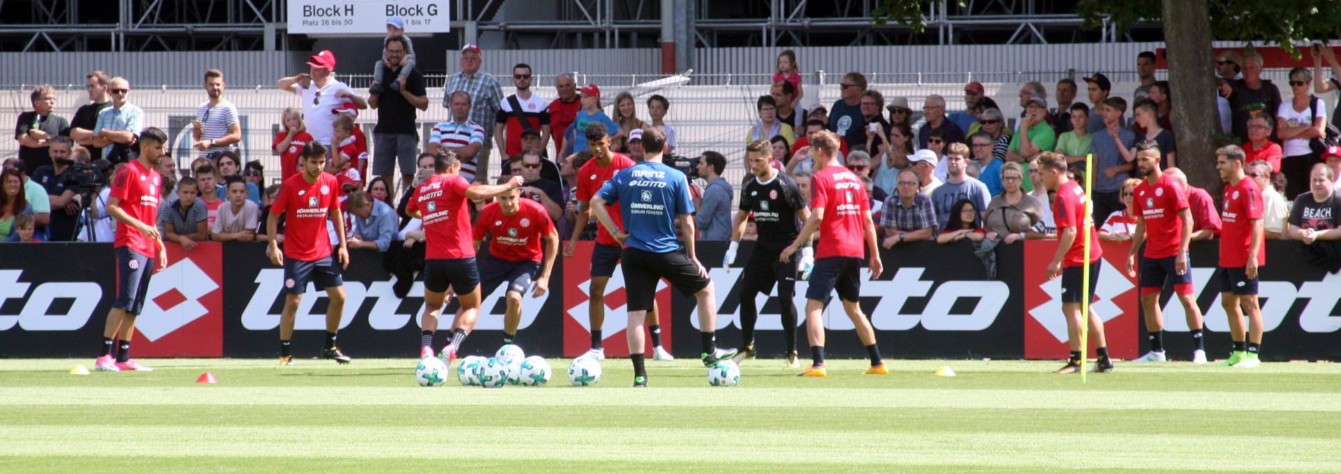 Direkt vor den Zuschauern ging es in zwei Gruppen aufgeteilt an die ersten Übungen mit dem Ball.