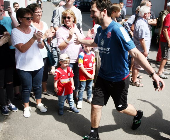 Sandro Schwarz freut sich, die Fans freuen sich auch.