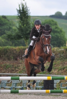 Der 18-jährige Brian Klimutta war einer der Profireiter, die beim Springturnier des RV Marienhof Selztal die Schleifchen in den höchsten Wertungen einsammelten.