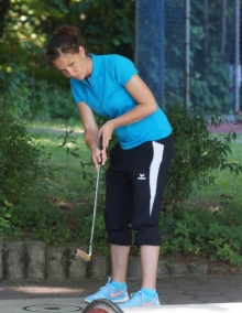  Nicole Gundert-Greiffendorf verfolgt konzentriert den Balllauf an Bahn 10.