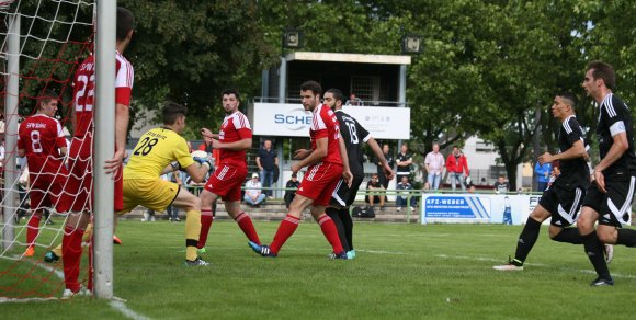 Gastgeber SVW und Titelverteidiger SV Gonsenheim, hier beim Vorjahres-Gruppenspiel vereint, werden sich in diesem Jahr beim Sommer-Cup der Weisenauer vermutlich nicht gegenüberstehen. Das wäre frühestens am Finaltag möglich.