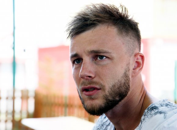 Alexandru Maxim sieht sich zwar am liebsten im zentralen Mittelfeld, hat aber auch keine Probleme, sich auf der Außenbahn einzurichten.