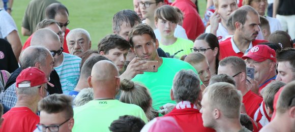 Nach dem Spiel begann die Arbeit auch für Torwart René Adler.