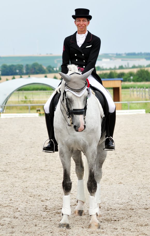 Schon viele Jahre ist Saskia Henn mit Cabochon auf Dressurwettbewerben zu sehen. Diesmal blieb die 42-Jährige vom RV Laubenheim n der S*-Dressur Siegerin Uta Gräf dicht auf den Fersen und wurde Zweite.