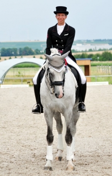 Schon viele Jahre ist Saskia Henn mit Cabochon auf Dressurwettbewerben zu sehen. Diesmal blieb die 42-Jährige vom RV Laubenheim n der S*-Dressur Siegerin Uta Gräf dicht auf den Fersen und wurde Zweite.