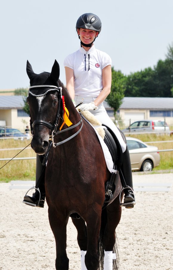 Tatjana Rausch gewann mit dem von ihr ausgebildeten, zwölfjährigen Charmeur Noir die M*-Dressur.