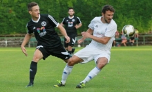 Nico Siegert (l.) blieb nach seinen vier Toren vom Vortag gegen die TSG Bretzenheim 46 ohne Treffer. Fynn Pierrets (r.) gab die Freistoßvorlage zum Ausgleich des Landesligisten.