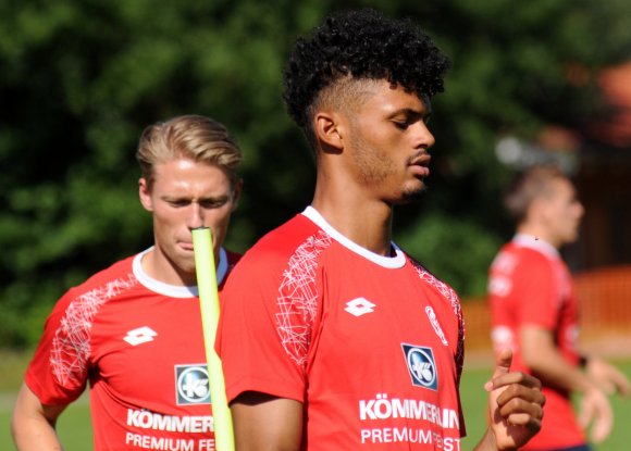 Wenn's mal etwas härter wird: Augen zu und durch. Aaron Seydel und Viktor Fischer kennen sich aus.