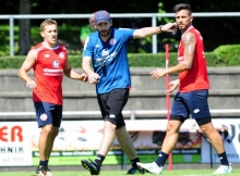 Gibt die Richtung vor: Sandro Schwarz, hier mit Pablo De Blasis (l.) und Danny Latza.