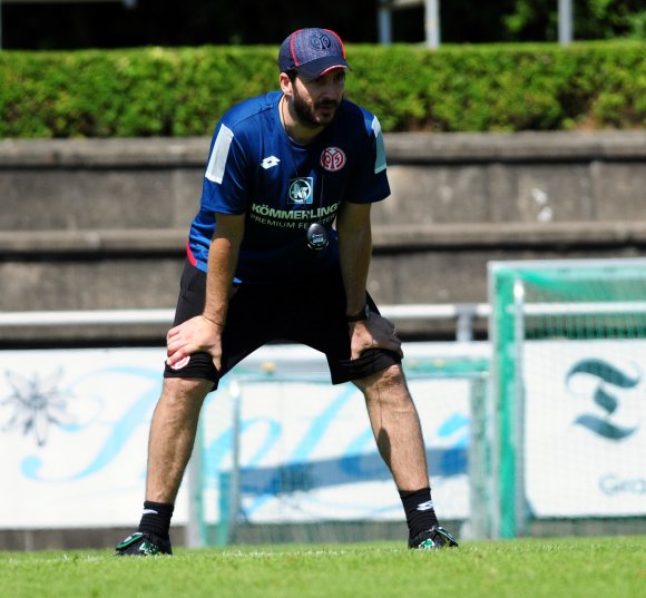 Der Cheftrainer jederzeit bereit einzugreifen.