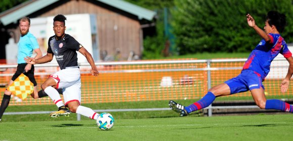 Als Außenstürmer tat sich Karim Onisiwo schwerer als nach der Pause in der Abwehrkette.