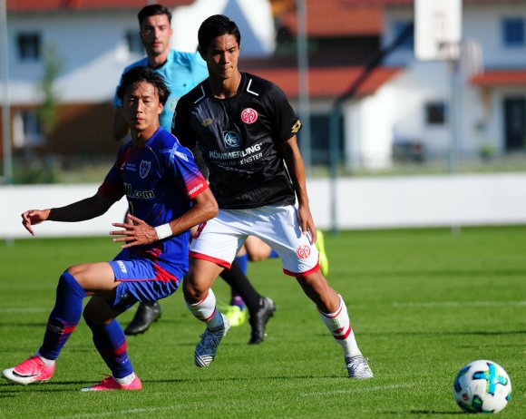 Yoshinori Muto (r.) spielte gegen seinen Ex-Klub engagiert, wirkte aber leicht übermotiviert. 