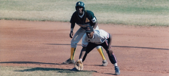 In den ersten Begegnungen waren die Tornados noch Favorit, aber wie hier Eddie Martínez bei der Begegnung gegen die Tornados 1998, änderten sich die Verhältnisse recht bald.