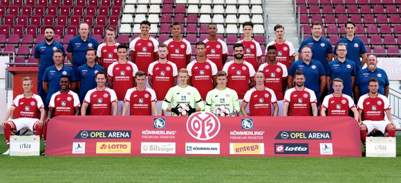 Die U23 des FSV Mainz 05, hinten v.l.: Tobias Drössler (Videoanalyst), Torsten Körner (Betreuer), Malte Moos, Fabian Grau, Marcel Costly, Jayson Breitenbach, Linus Wimmer, Patrick Huth, Dr. Jochen Wollstädter (Mannschaftsarzt), Dr. Tobias Nowak (Mannschaftsarzt). Mitte, v.l.: Dirk Kunert (Cheftrainer), Fabian Gerber (Kotrainer), Noah Korczowski, Jannik Mause, Heinz Mörschel, Kerem Bülbül, Charmaine Häusl, Christian Bieser (Physiotherapeut), André Hechelmann (Teammanager), Helmut Mayer (Spielleiter). Vorne (v.l..): Vorne, v.l.: Justin Petermann, Bote „Ridle“ Baku, Karl-Heinz Lappe, Tevi Ihrig, Patrick Manthe, Finn Dahmen, Maurice Neubauer, Sebastian Tyrala, Benjamin Trümner, Sandro Loechelt. Es fehlt: Robin Zentner.
