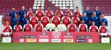 Die U23 des FSV Mainz 05, hinten v.l.: Tobias Drössler (Videoanalyst), Torsten Körner (Betreuer), Malte Moos, Fabian Grau, Marcel Costly, Jayson Breitenbach, Linus Wimmer, Patrick Huth, Dr. Jochen Wollstädter (Mannschaftsarzt), Dr. Tobias Nowak (Mannschaftsarzt). Mitte, v.l.: Dirk Kunert (Cheftrainer), Fabian Gerber (Kotrainer), Noah Korczowski, Jannik Mause, Heinz Mörschel, Kerem Bülbül, Charmaine Häusl, Christian Bieser (Physiotherapeut), André Hechelmann (Teammanager), Helmut Mayer (Spielleiter). Vorne (v.l..): Vorne, v.l.: Justin Petermann, Bote „Ridle“ Baku, Karl-Heinz Lappe, Tevi Ihrig, Patrick Manthe, Finn Dahmen, Maurice Neubauer, Sebastian Tyrala, Benjamin Trümner, Sandro Loechelt. Es fehlt: Robin Zentner.