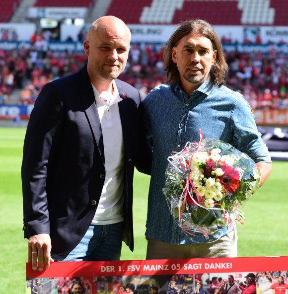 ...und Rouven Schröder, der den Ex-Trainer offiziell verabschiedete und ihm zu den Blumen...n 