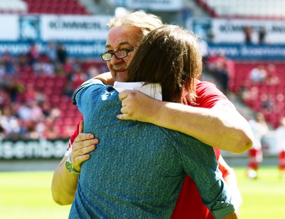 Stadionsprecher Klaus Hafner nahm Martin Schmidt die Luft, die dieser gebraucht hätte...
