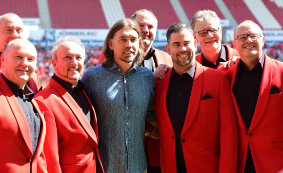 ...um mit den Hofsängern -You'll never walk alone- anzustimmen.