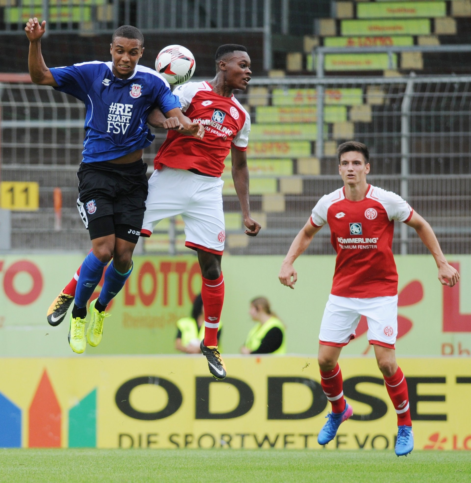 Bärenstarker Einstand in der Regionalliga: Der gerade der U19 entwachsene Bote Baku (M.) bildete auf der Doppelsechs ein überragendes Duo…