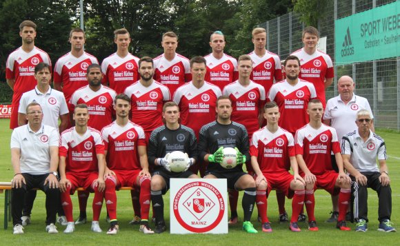 Die SVW Mainz in der Bezirksliga 2017/18: Oben von links: Max Sutor, Niklas Wetz, Sebastian Lindberg, Manuel Iglesias, Julian Peters, Johannes Besier, Thorsten Kleber. Stehend von links: Jochen Walter (Trainerteam), Derrick King, Thomas Mirkes, Christoph Kleber, Robin Lehman, Nico Huber, Betreuer Irmbert Schuler. Sitzend von links : Trainer Michael Horn, Jan Gabel, Emilio Doleschy, Paul Bienefeld, Axel Schulze, Julian Hornetz, Dominik Higi, Betreuer/Zeugwart Emil Poller. Es fehlen: Benedikt Arndt, Frank Kloos, Marcel Vanhofen, Tim Gabel, Claudius Neuser, Daniel Wolf, Pascal Ries, Murat Akkaya (Trainerteam). 